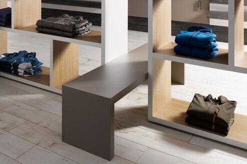 Detailaufnahme eines offenen Regalsystems für Ladenbau mit heller und dunkler Oberfläche